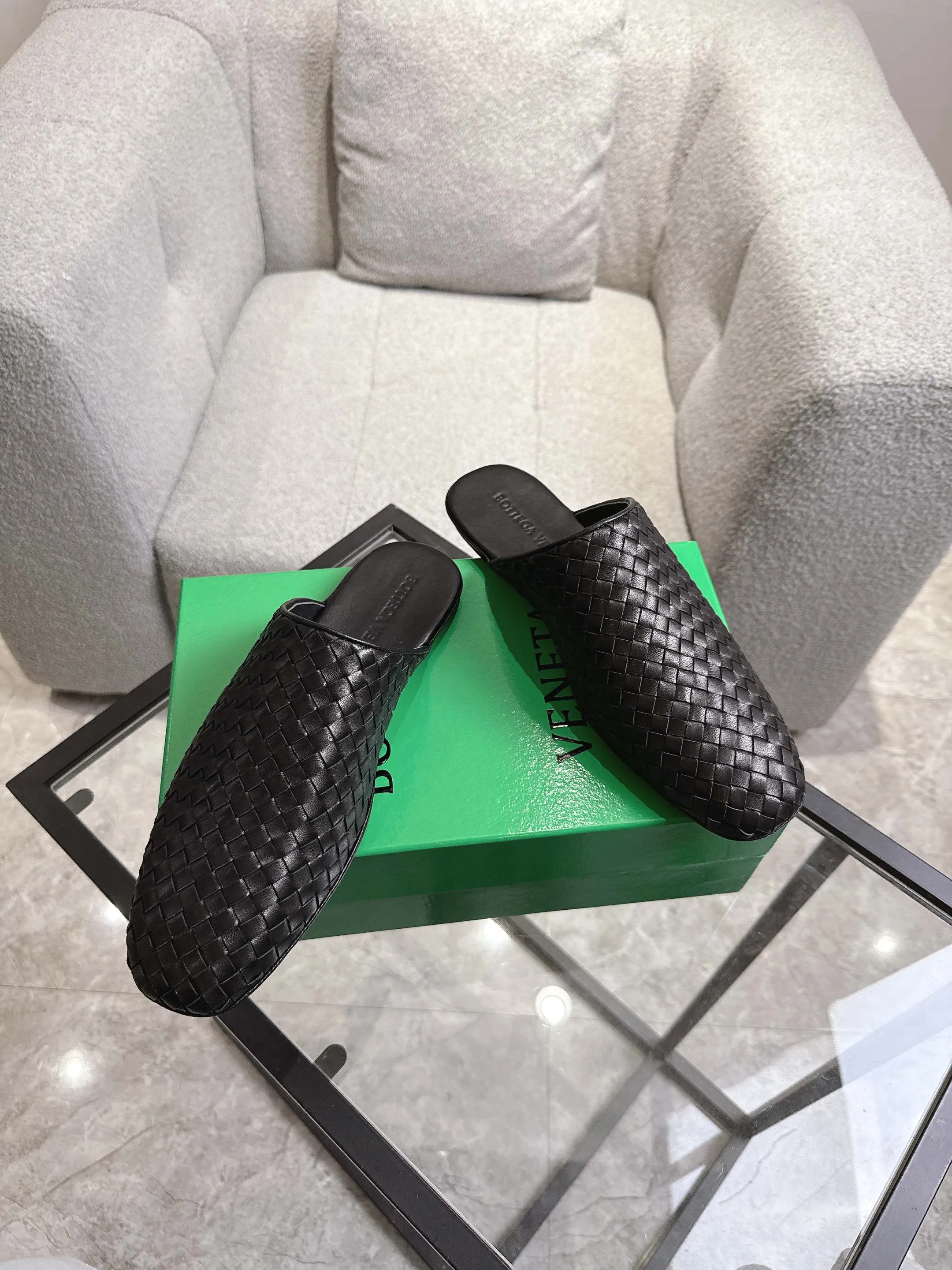 [BV] Top P: 720💰Size for couples: 35-44 (40.41 for women, 38 for men, 45.46.47, custom-made and non-returnable) Bottega Veneta 2025 Autumn counter synchronized genuine leather outsole classic woven half-drag couple model Bottega Veneta square-toe flat shoes, imported mixed sheepskin, imported sheep! Leather outsole! [Rose][Rose]! Purely hand-woven and operated, the original board is reproduced one-to-one! quality assurance!